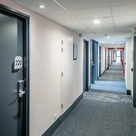 Hotel D'arcy Saint Quentin En Yvelines 3*